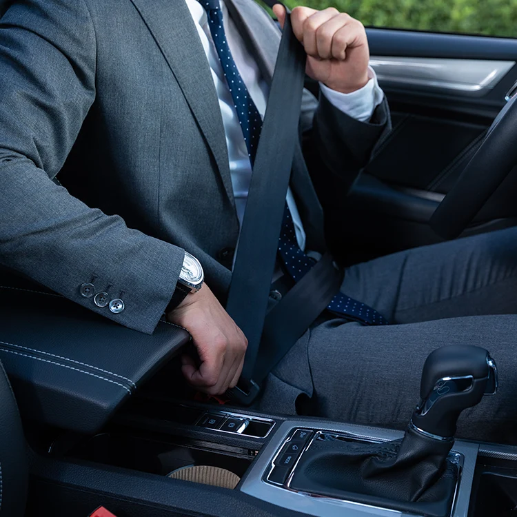 O princípio de trabalho e o uso do cinto de segurança.